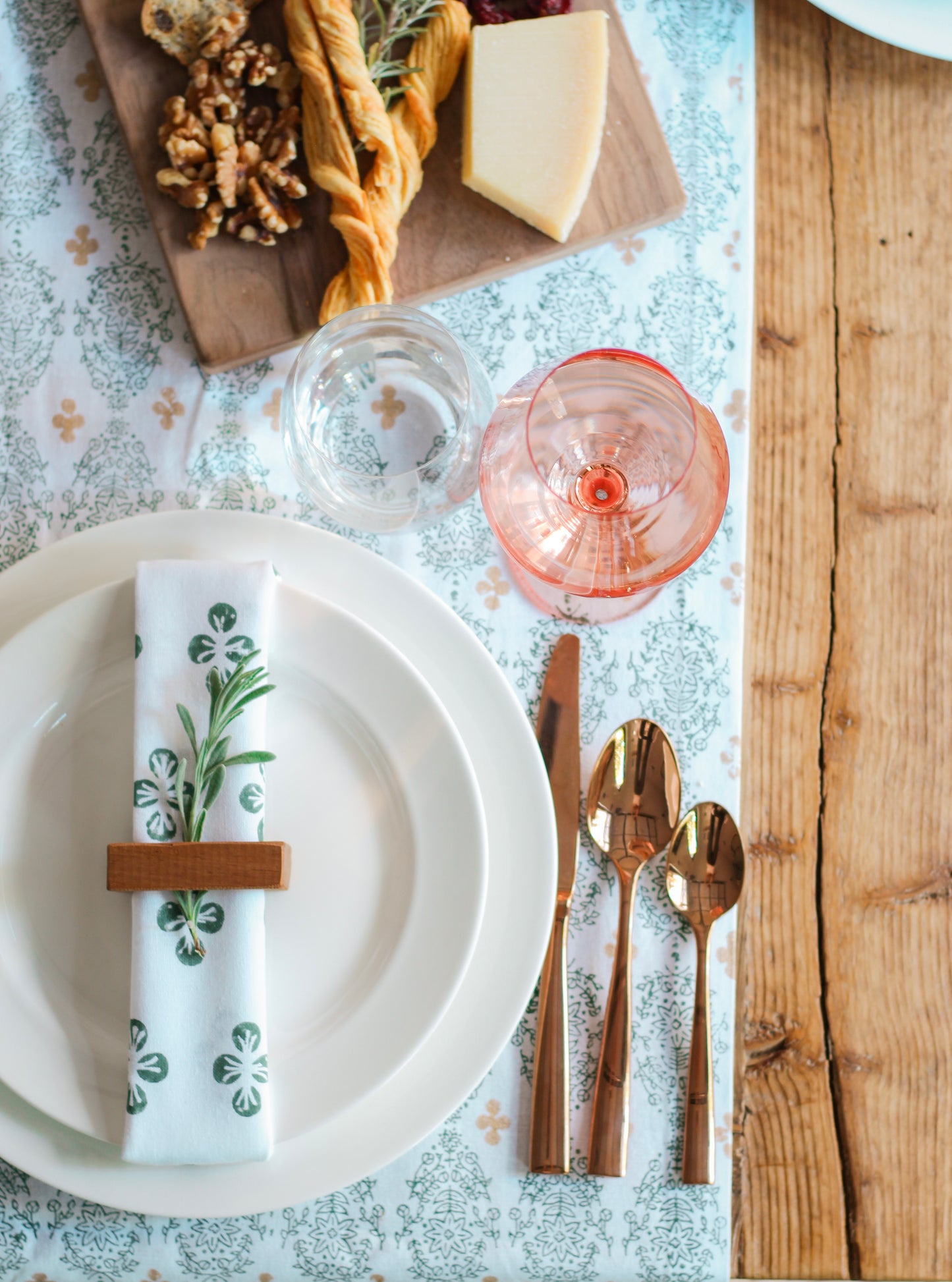 Table Runner - Vara Dogwood, Evergreen & Gold